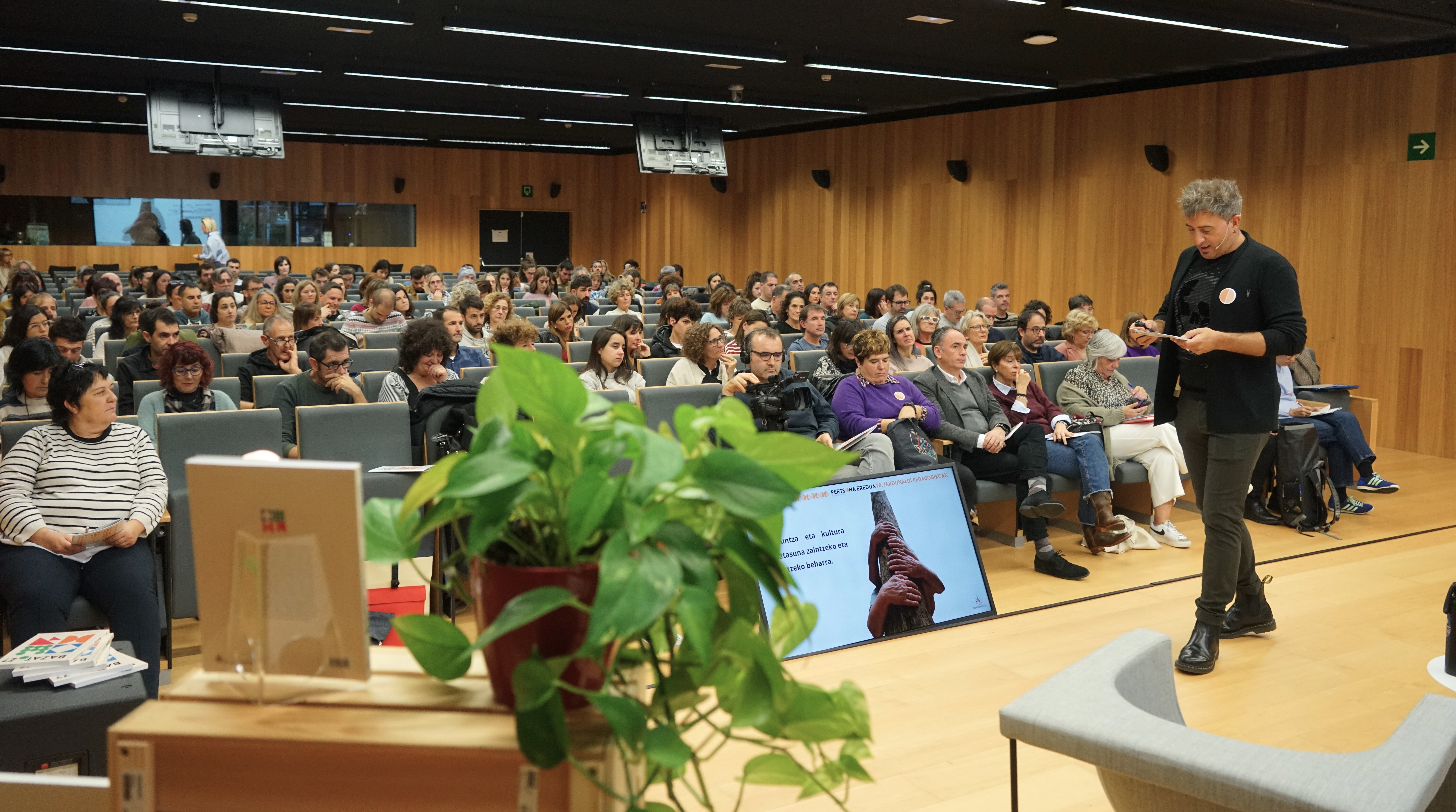 Jendez betetako aretoa Jardunaldietan